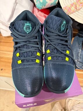 Men’s LeBron Witness VIII